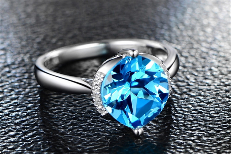 米萊珠寶18K金3.85克拉托帕石戒指——閃耀在指尖的永恒光輝